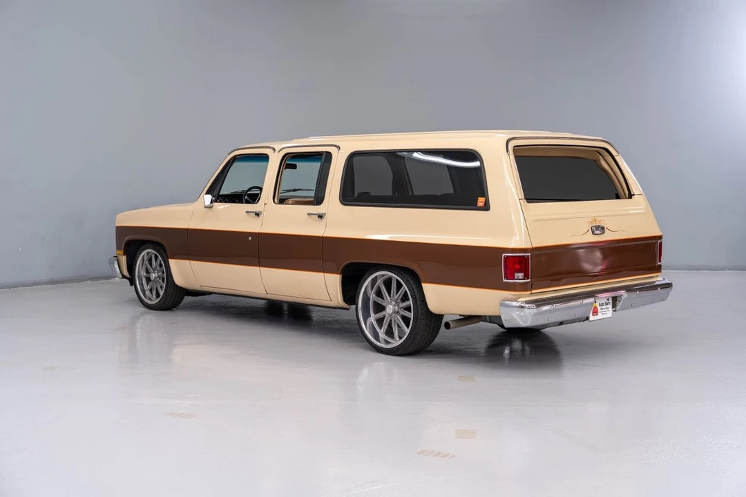 1987 GMC Suburban 7th Gen - Image 4 of 31