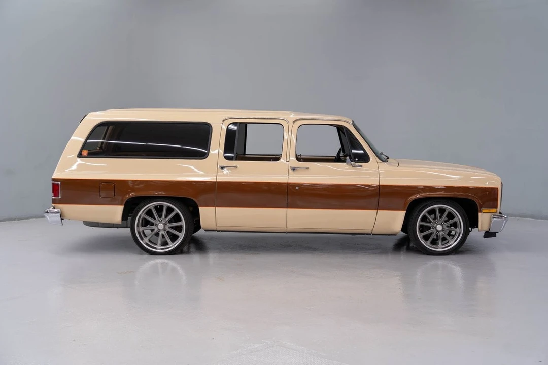 1987 GMC Suburban 7th Gen - Image 8 of 31