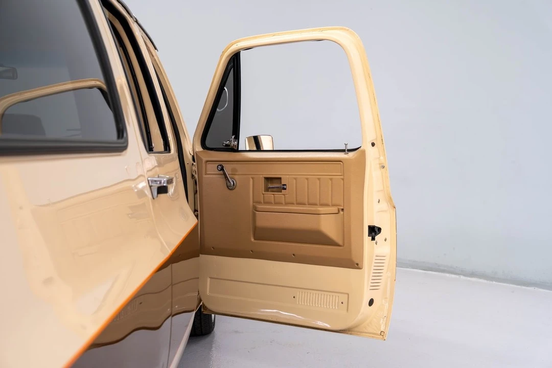 1987 GMC Suburban 7th Gen - Image 11 of 31
