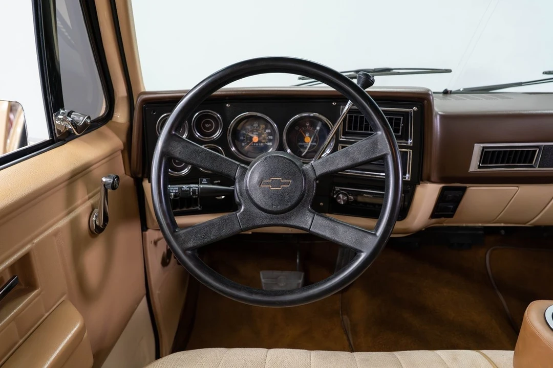 1987 GMC Suburban 7th Gen - Image 12 of 31