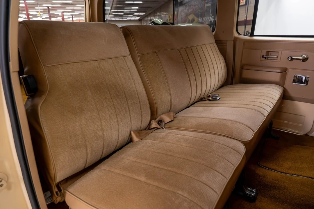 1987 GMC Suburban 7th Gen - Image 24 of 31