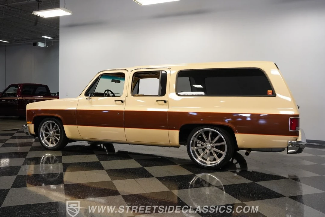 1987 GMC Suburban 7th Gen - Image 9 of 12