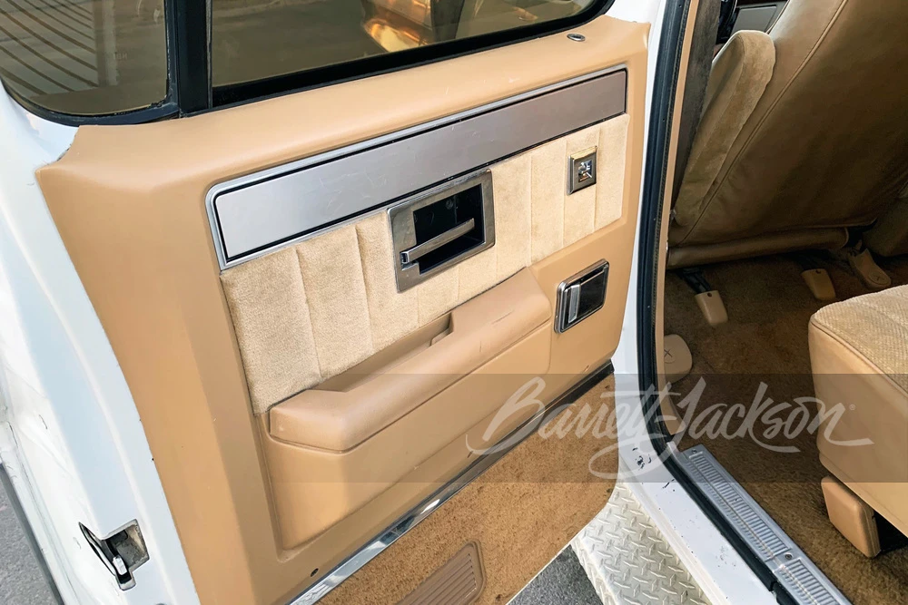 1987 GMC Suburban 7th Gen - Image 6 of 11