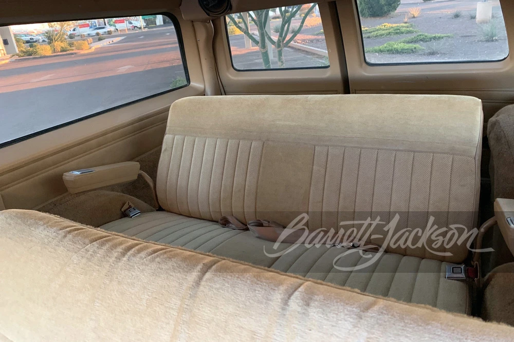 1987 GMC Suburban 7th Gen - Image 7 of 11