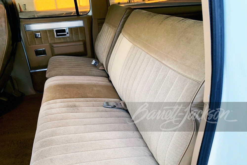 1987 GMC Suburban 7th Gen - Image 9 of 11