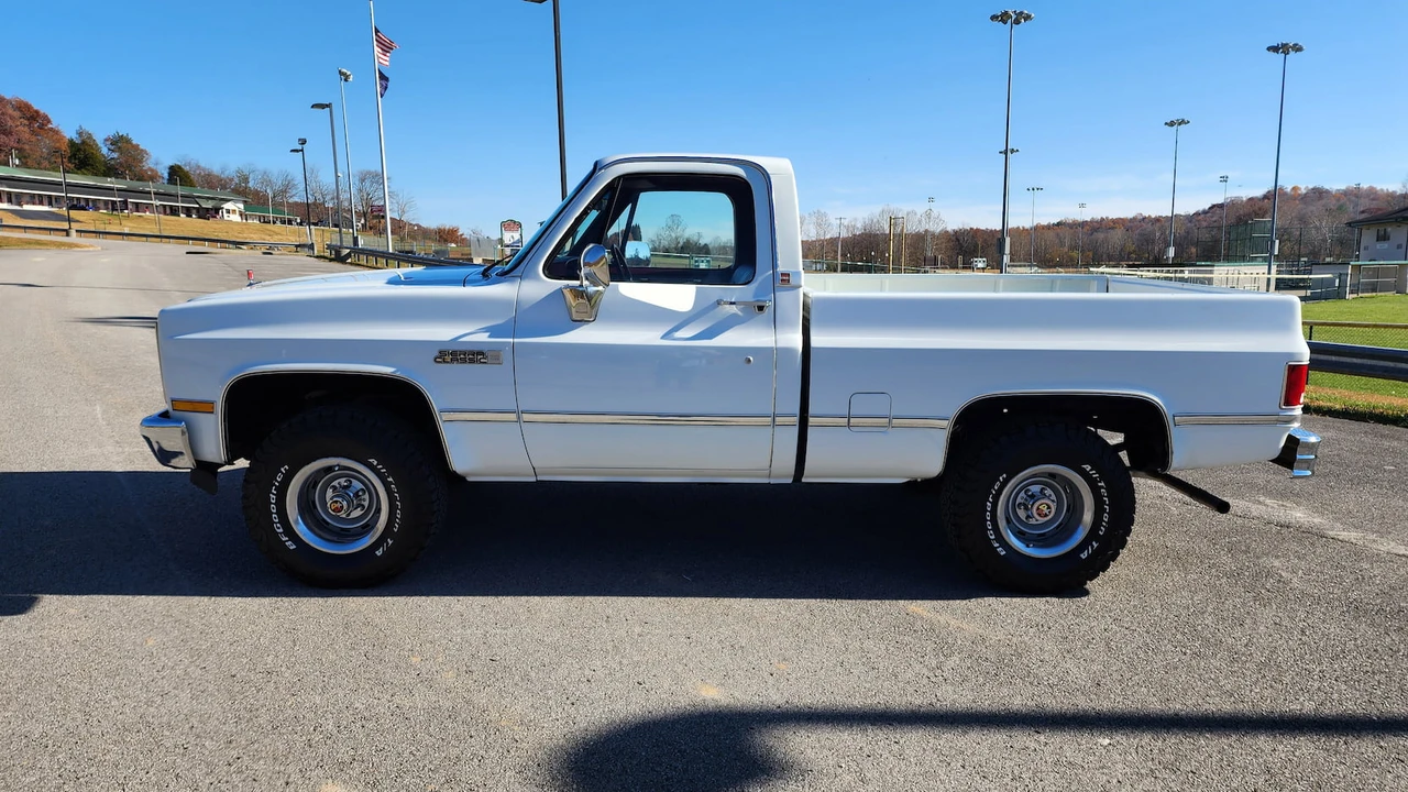 1987 GMC C/K 3rd Gen - Image 17 of 18