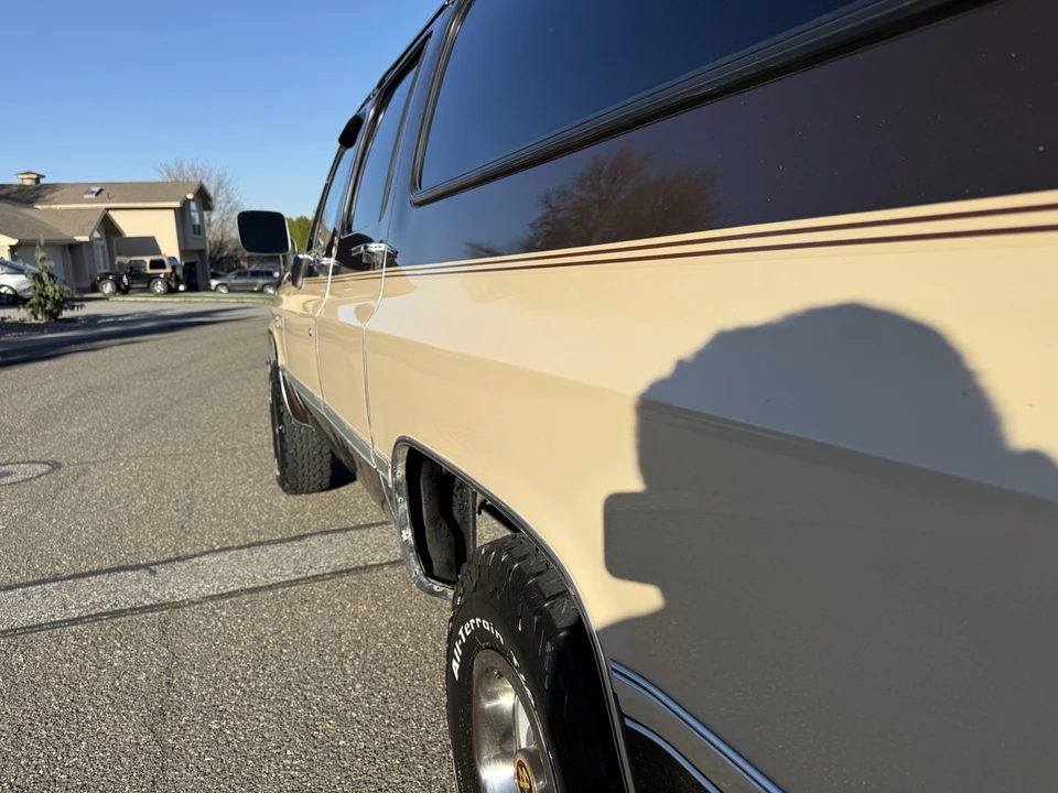 1987 GMC Suburban 7th Gen - Image 19 of 21