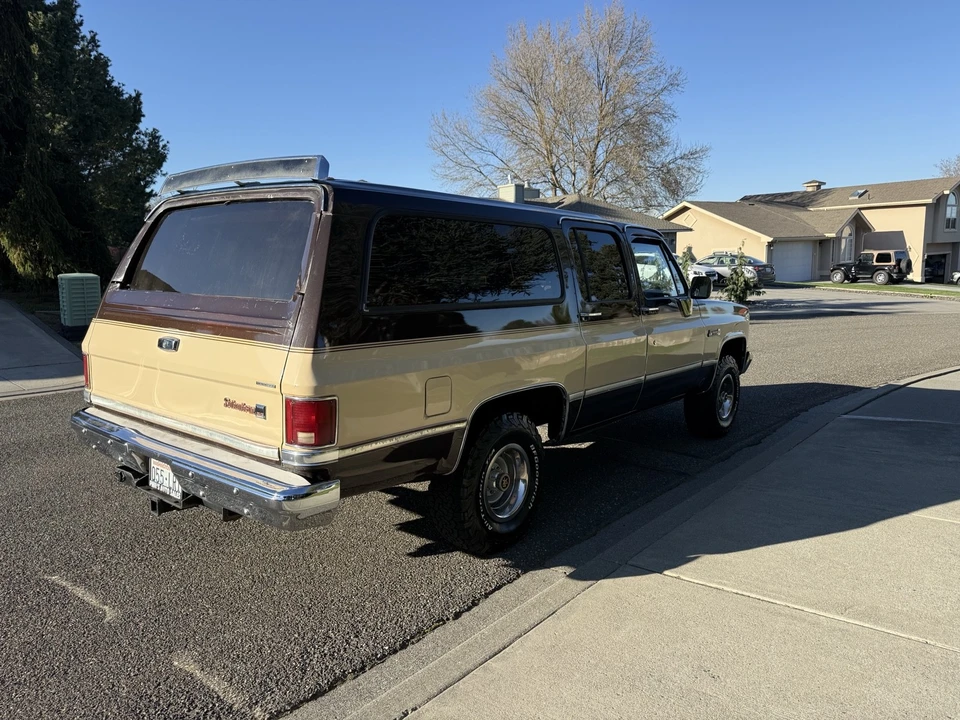 1987 GMC Suburban 7th Gen - Image 6 of 21