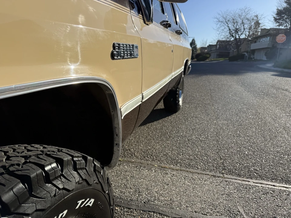 1987 GMC Suburban 7th Gen - Image 18 of 21