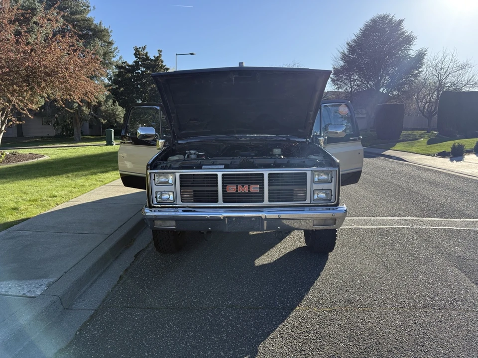 1987 GMC Suburban 7th Gen - Image 17 of 21