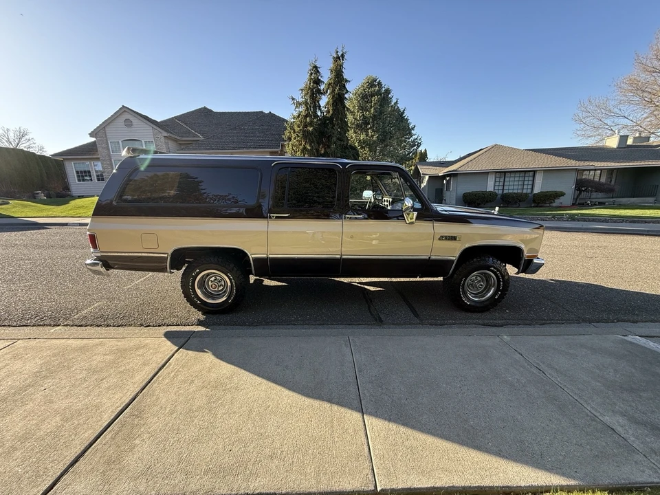 1987 GMC Suburban 7th Gen - Image 7 of 21