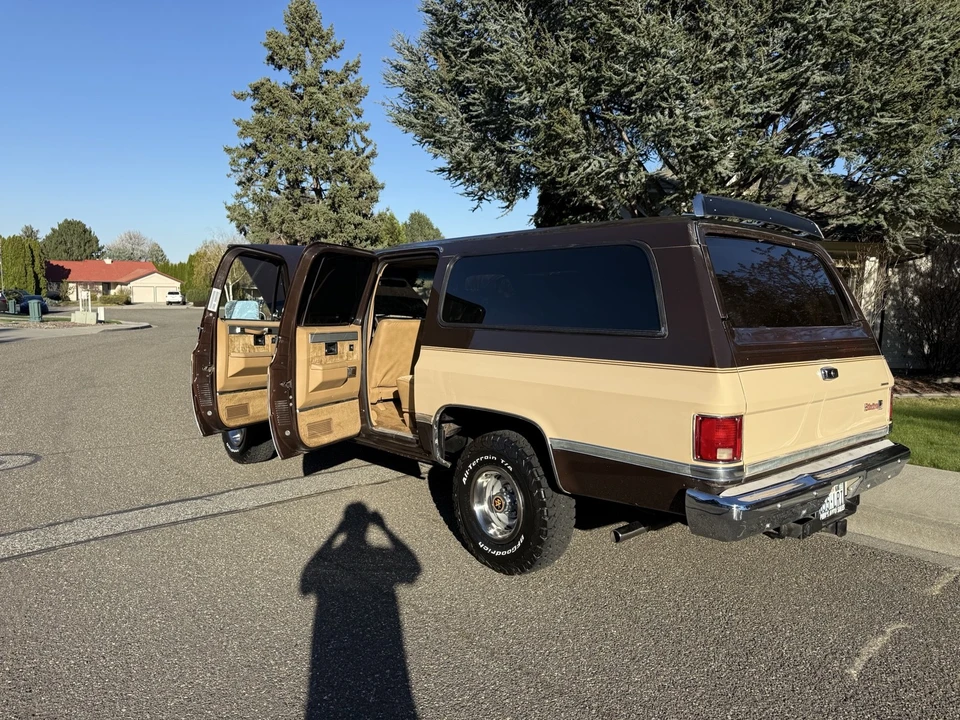 1987 GMC Suburban 7th Gen - Image 12 of 21