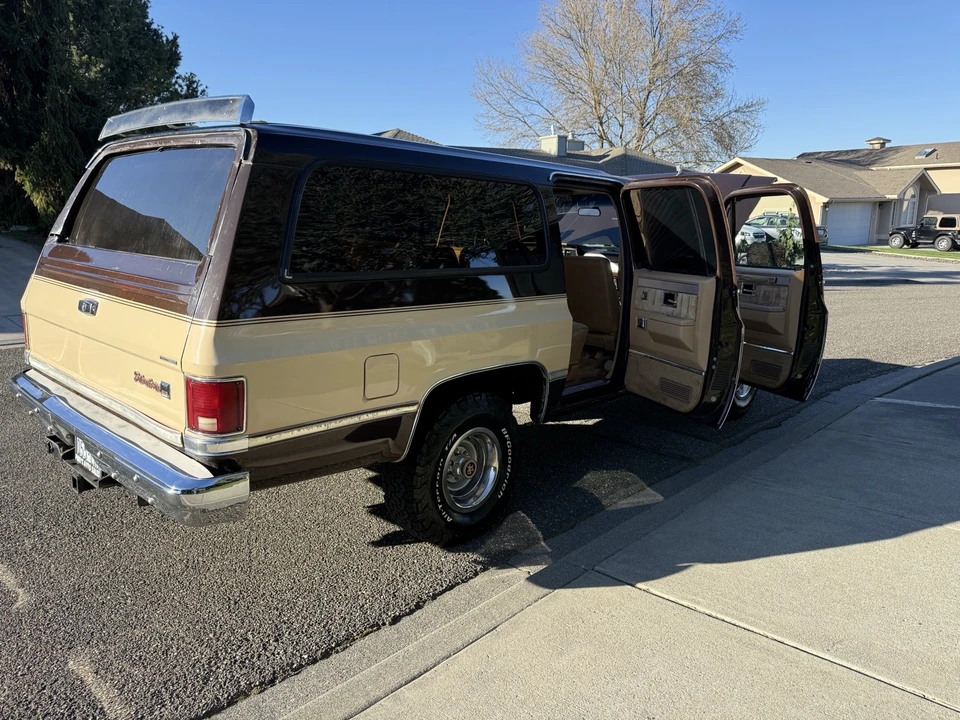 1987 GMC Suburban 7th Gen - Image 14 of 21
