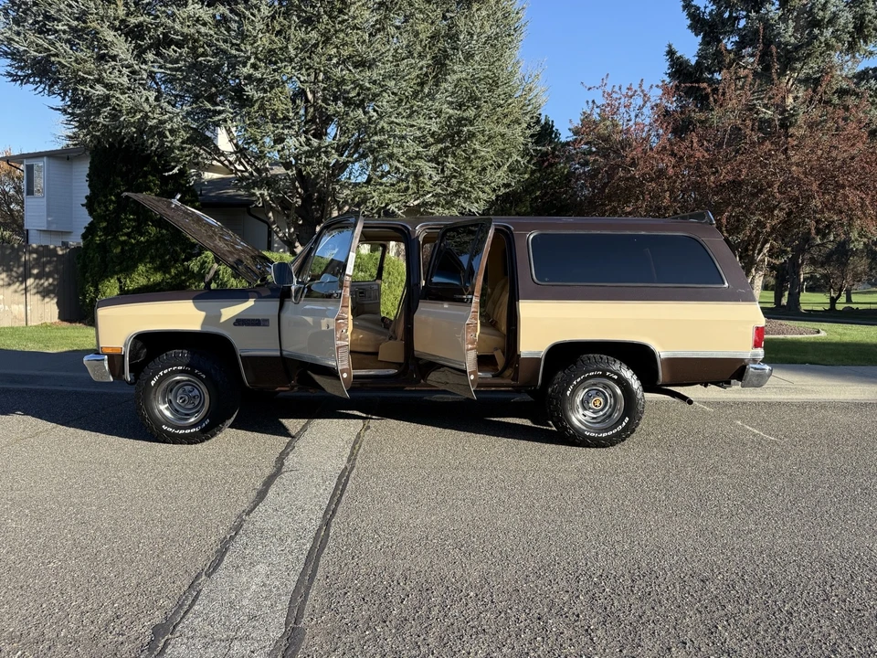1987 GMC Suburban 7th Gen - Image 11 of 21