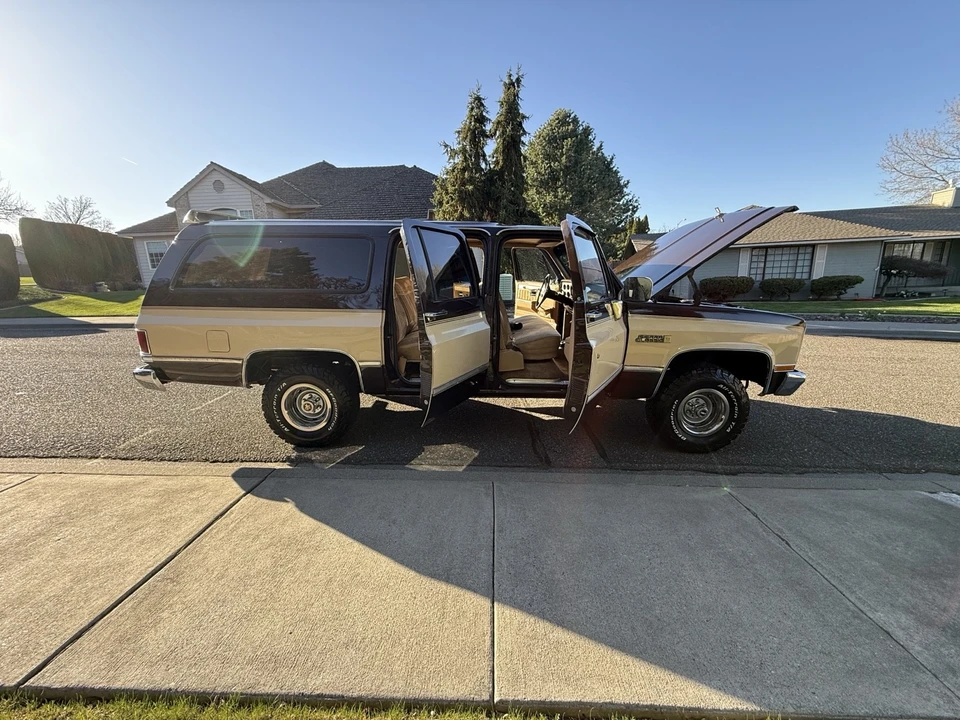 1987 GMC Suburban 7th Gen - Image 15 of 21