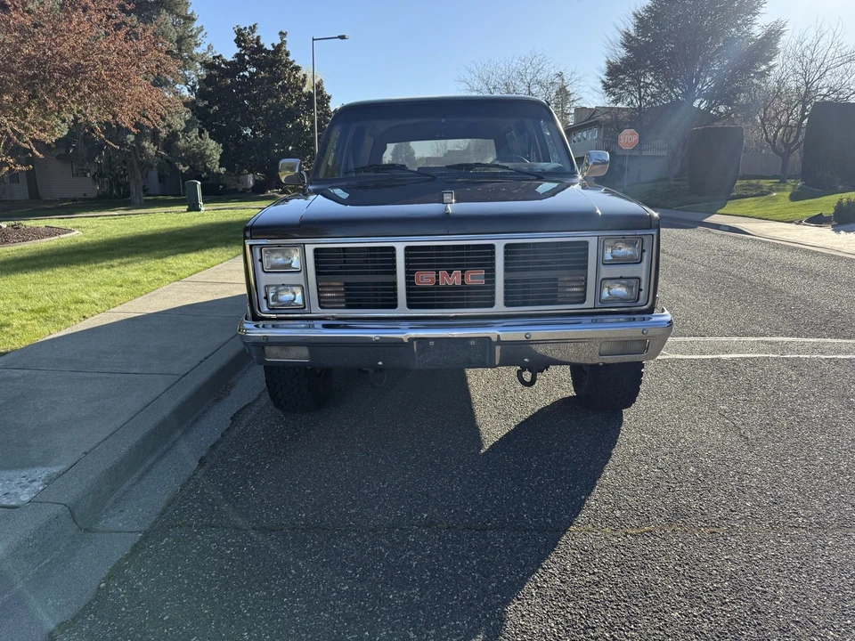1987 GMC Suburban 7th Gen - Image 9 of 21