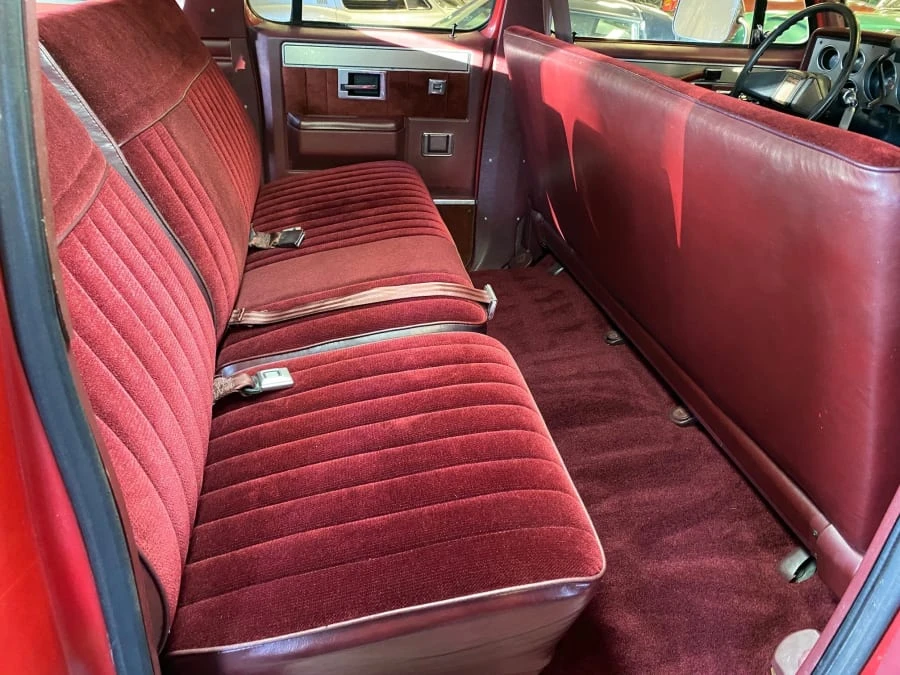 1987 GMC Suburban 7th Gen - Image 5 of 8