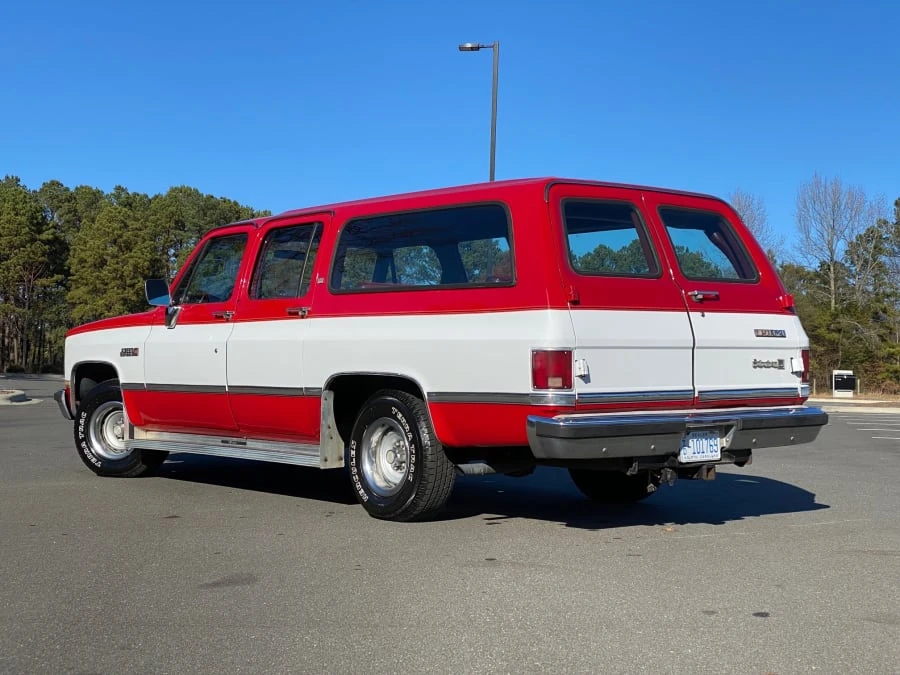 1987 GMC Suburban 7th Gen - Image 2 of 8