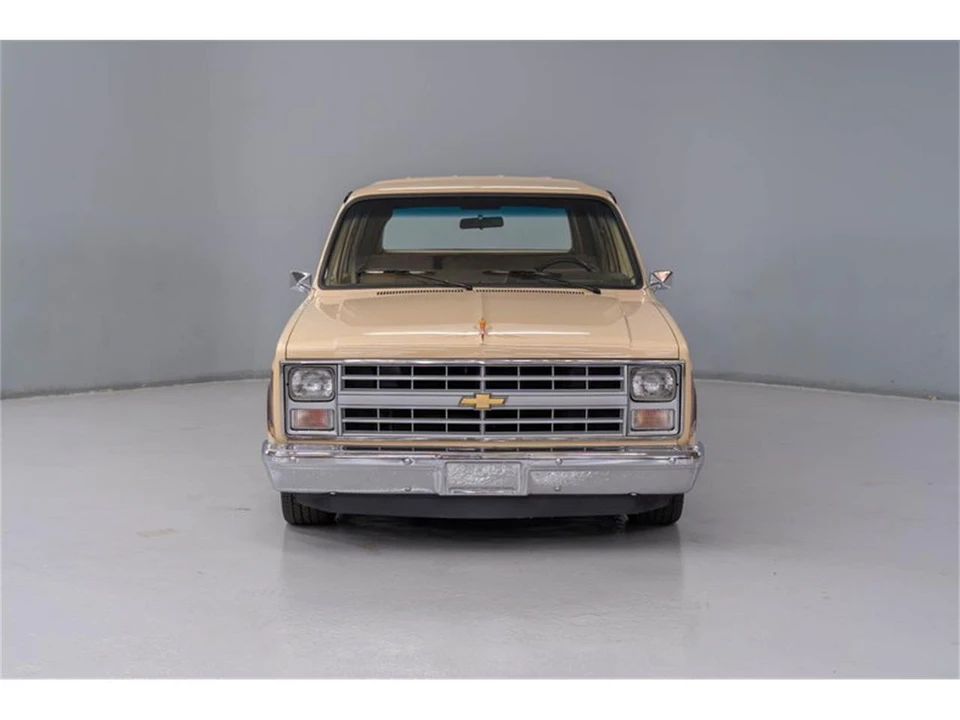 1987 GMC Suburban 7th Gen - Image 4 of 31