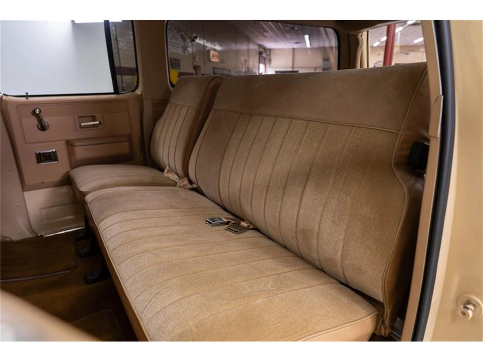 1987 GMC Suburban 7th Gen - Image 22 of 31