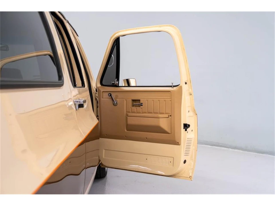 1987 GMC Suburban 7th Gen - Image 10 of 31
