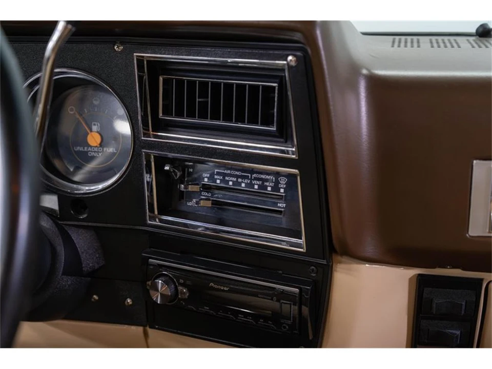 1987 GMC Suburban 7th Gen - Image 16 of 31