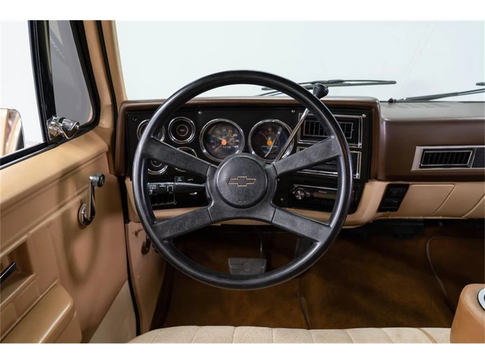 1987 GMC Suburban 7th Gen - Image 11 of 31