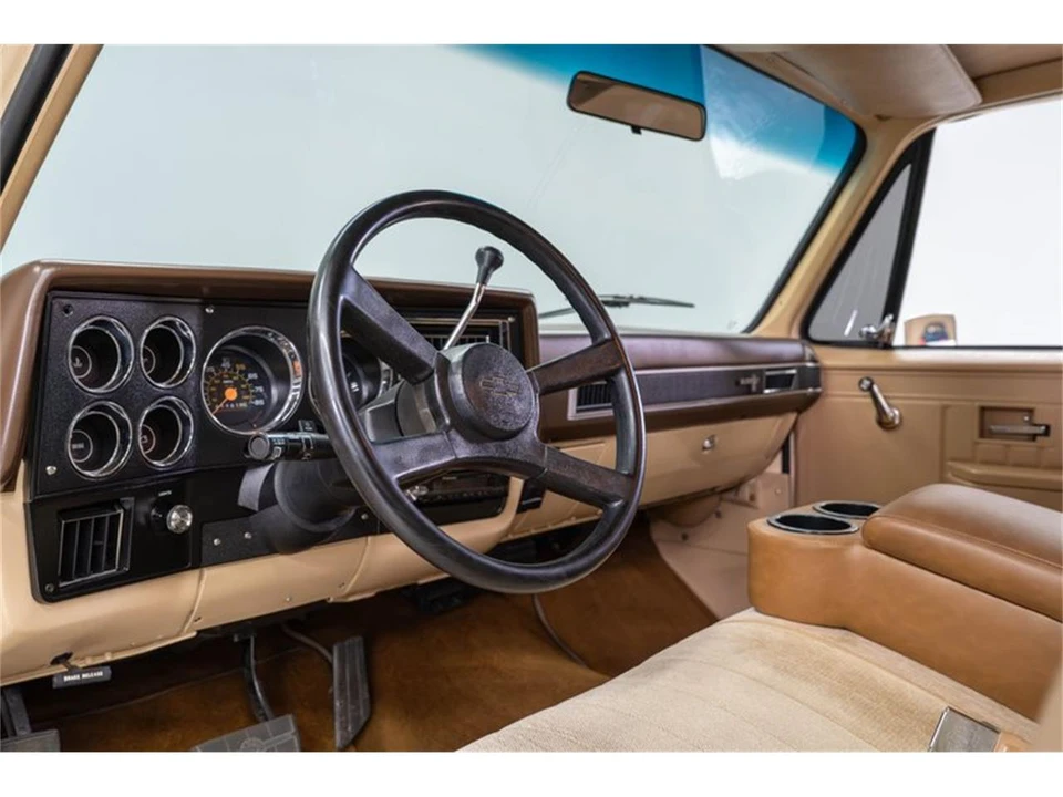 1987 GMC Suburban 7th Gen - Image 18 of 31