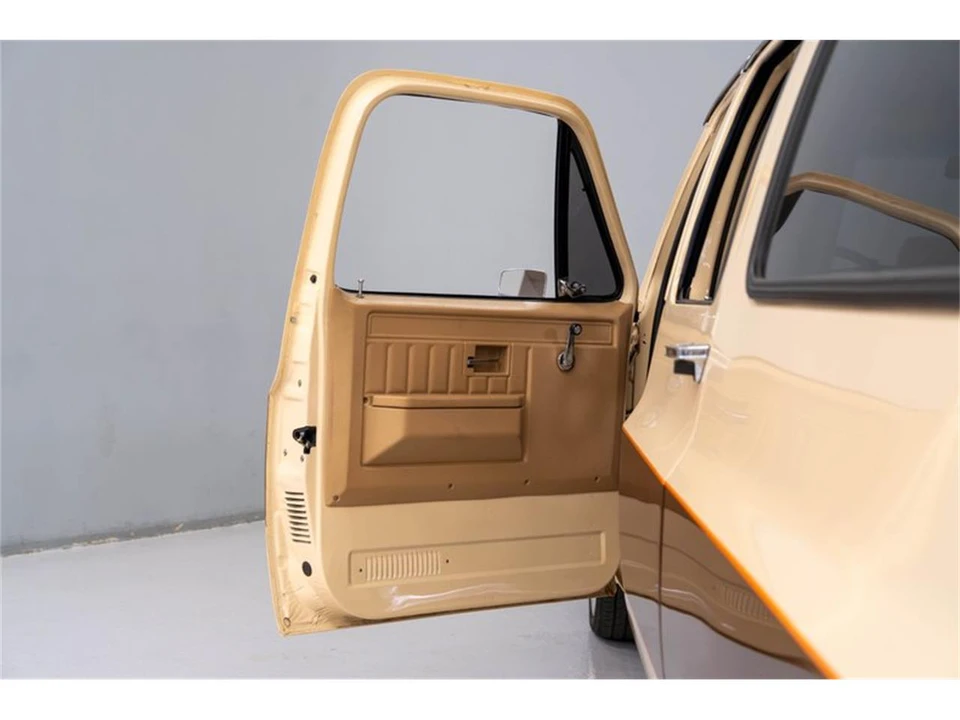 1987 GMC Suburban 7th Gen - Image 9 of 31