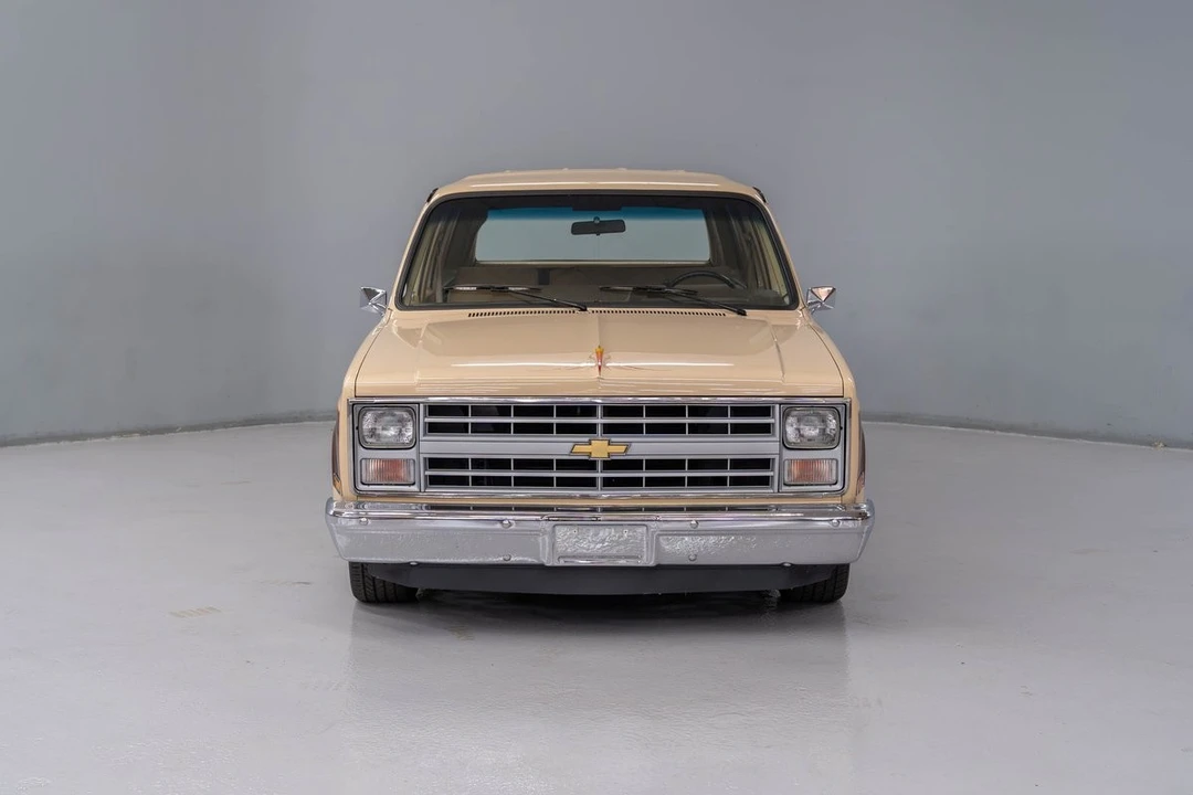 1987 GMC Suburban 7th Gen - Image 5 of 31