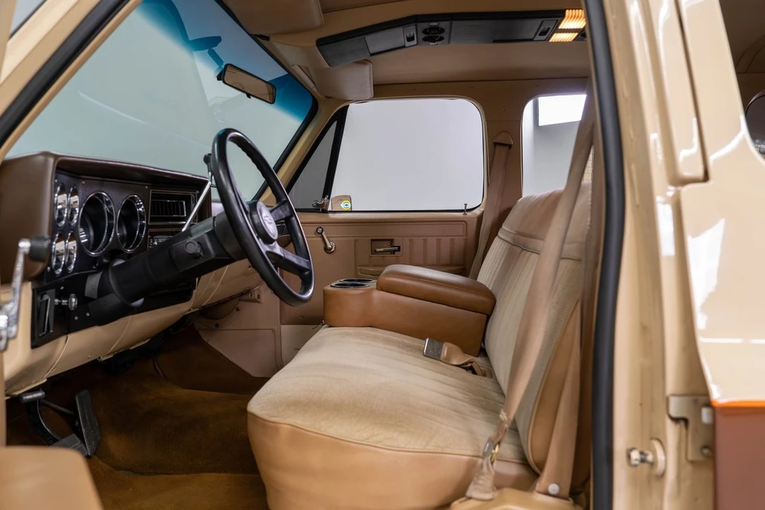 1987 GMC Suburban 7th Gen - Image 20 of 31