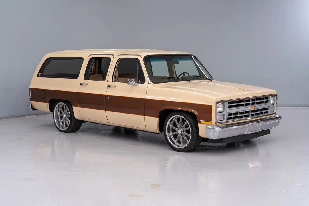 1987 GMC Suburban 7th Gen - Image 9 of 31