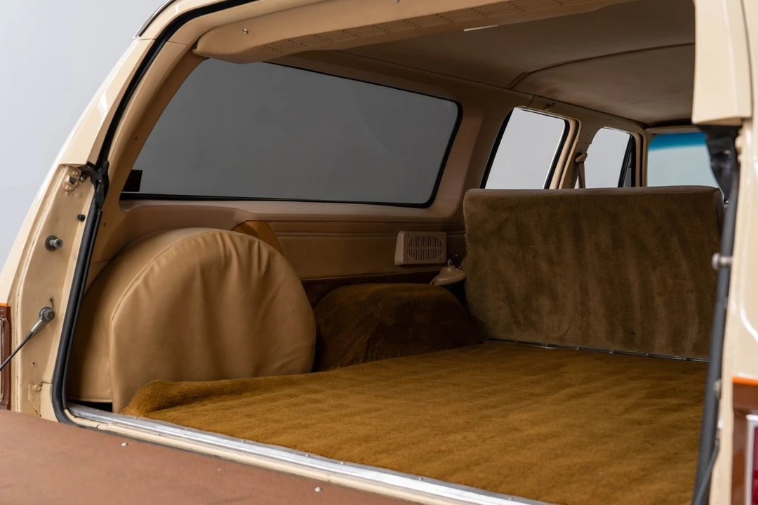1987 GMC Suburban 7th Gen - Image 25 of 31