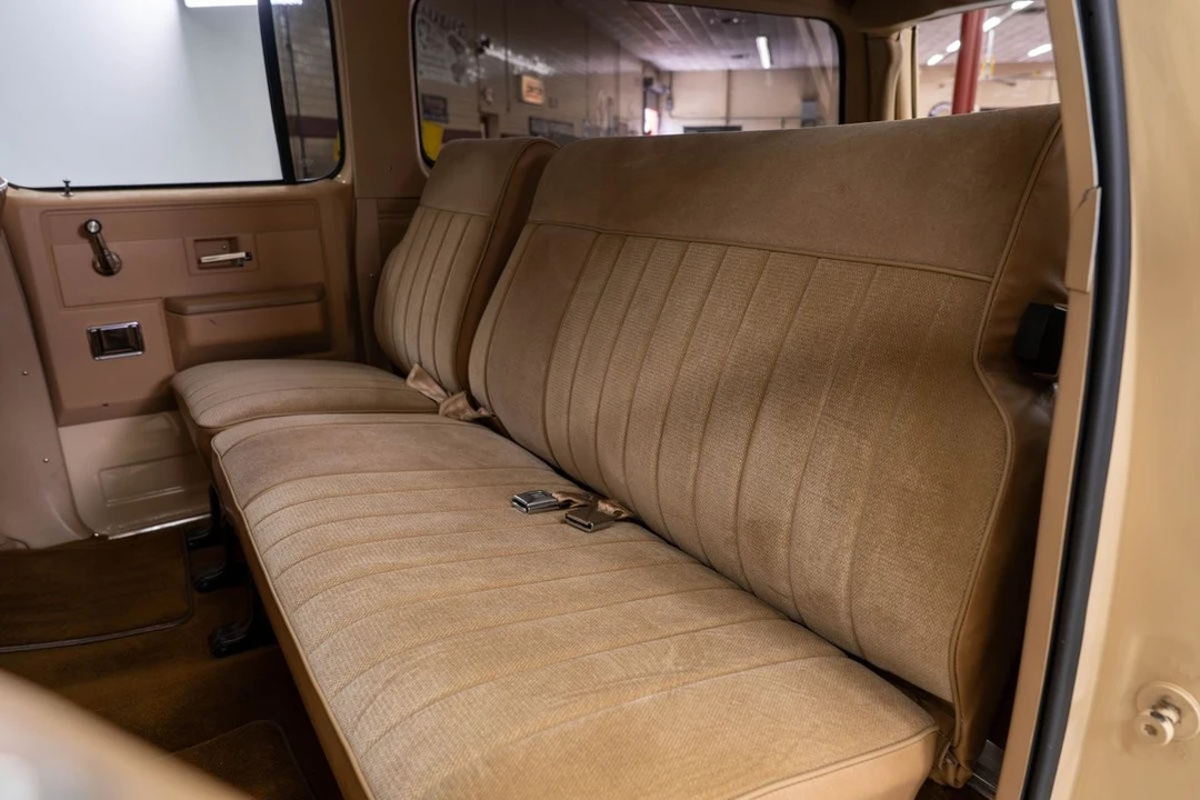 1987 GMC Suburban 7th Gen - Image 23 of 31