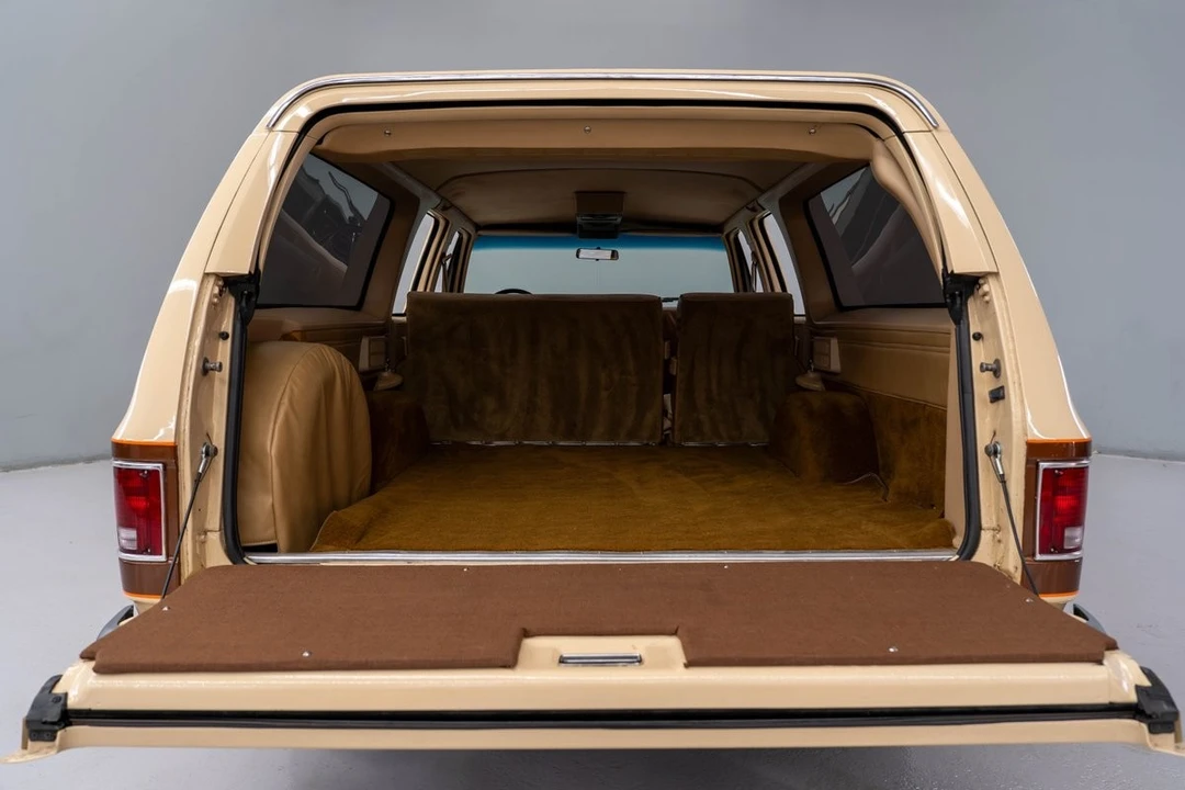 1987 GMC Suburban 7th Gen - Image 26 of 31