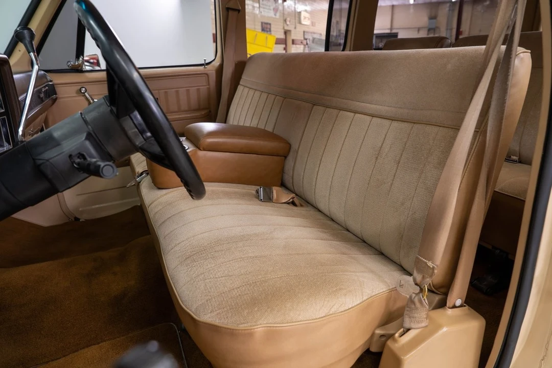 1987 GMC Suburban 7th Gen - Image 21 of 31