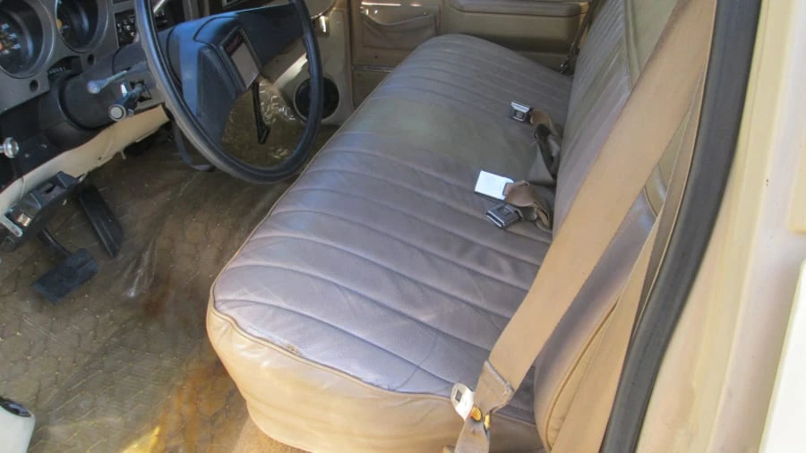 1987 GMC Suburban 7th Gen - Image 4 of 31