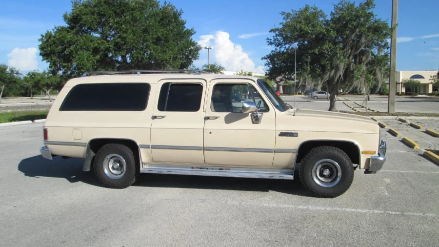 1987 GMC Suburban 7th Gen - Image 24 of 31