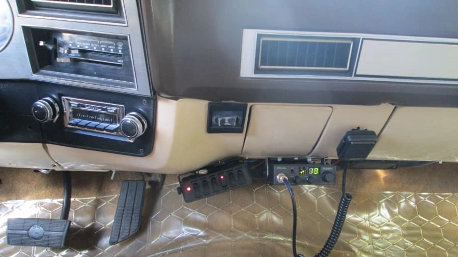 1987 GMC Suburban 7th Gen - Image 26 of 31