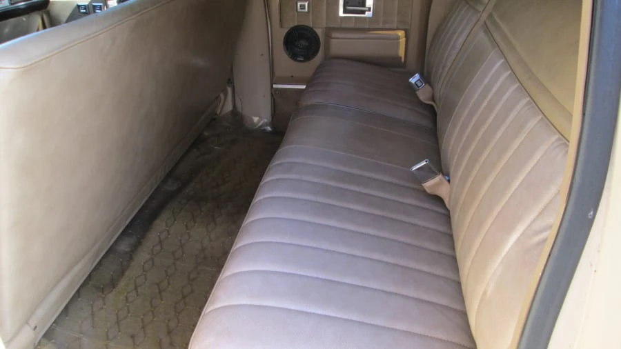1987 GMC Suburban 7th Gen - Image 10 of 31