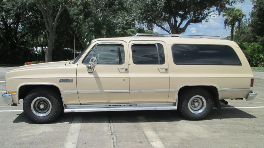 1987 GMC Suburban 7th Gen - Image 2 of 31