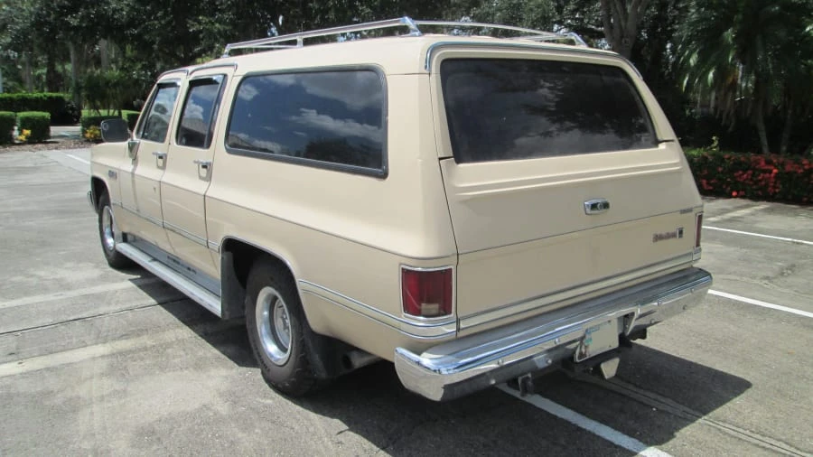 1987 GMC Suburban 7th Gen - Image 3 of 31