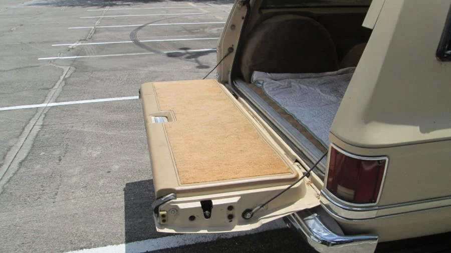 1987 GMC Suburban 7th Gen - Image 17 of 31