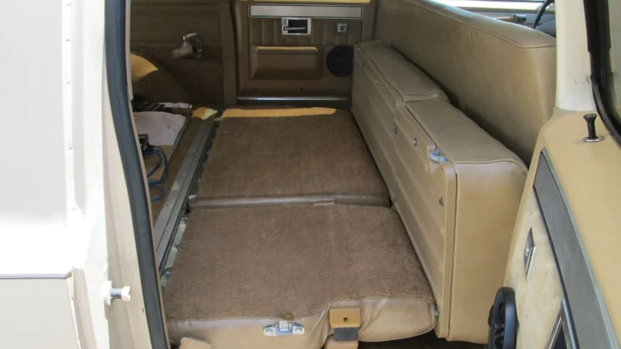 1987 GMC Suburban 7th Gen - Image 11 of 31