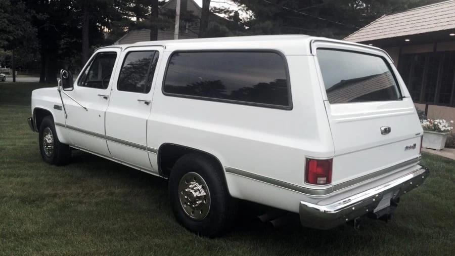 1987 GMC Suburban 7th Gen - Image 3 of 12