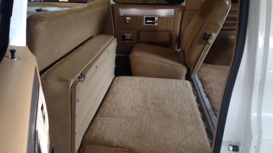 1987 GMC Suburban 7th Gen - Image 5 of 12