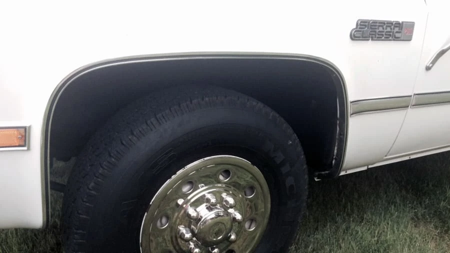 1987 GMC Suburban 7th Gen - Image 9 of 12