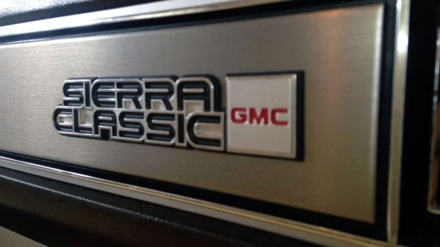 1987 GMC Suburban 7th Gen - Image 10 of 12