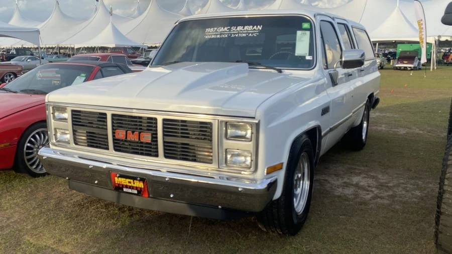 1987 GMC Suburban 7th Gen - Image 2 of 10