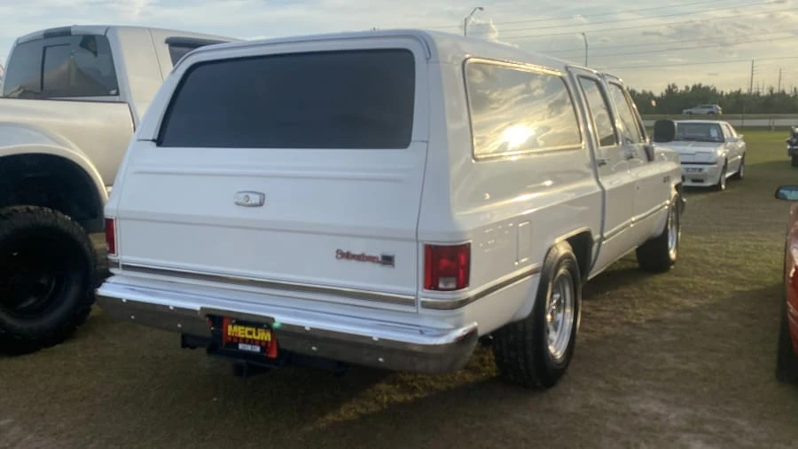 1987 GMC Suburban 7th Gen - Image 3 of 10
